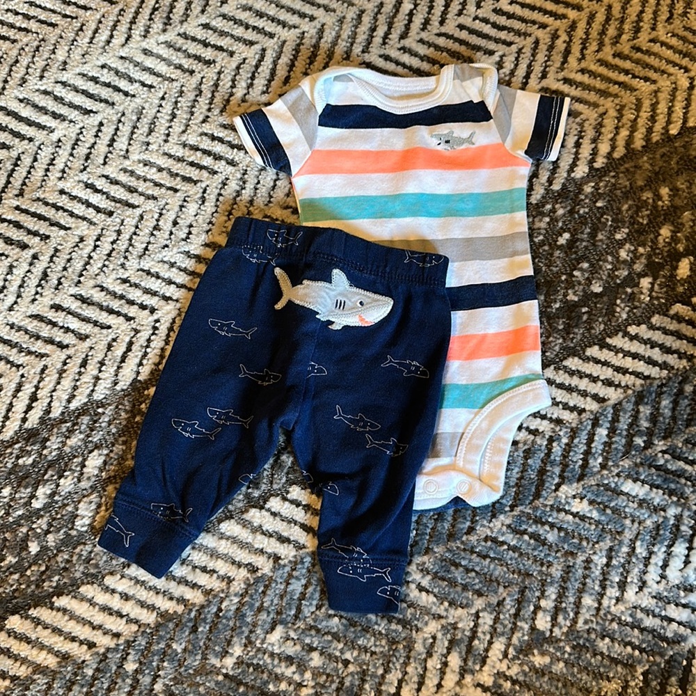 🏡EUC newborn summer shark outfit carters